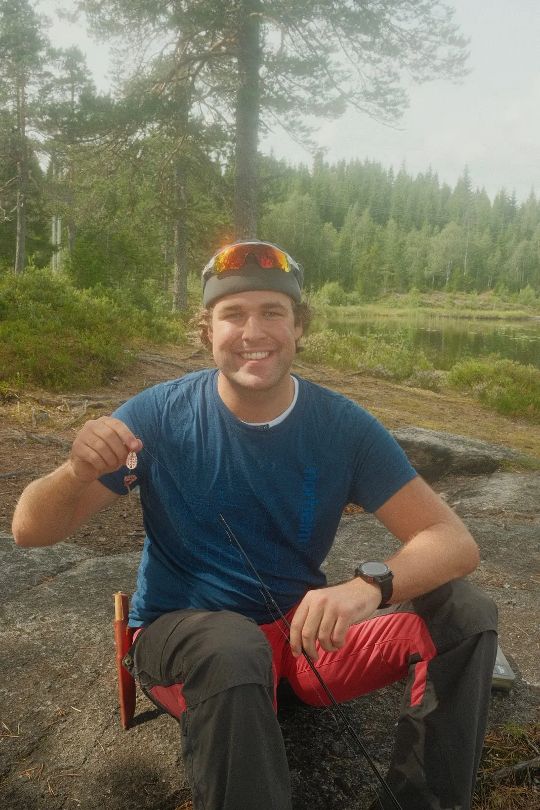 På tur, sittende på en stein i skogen