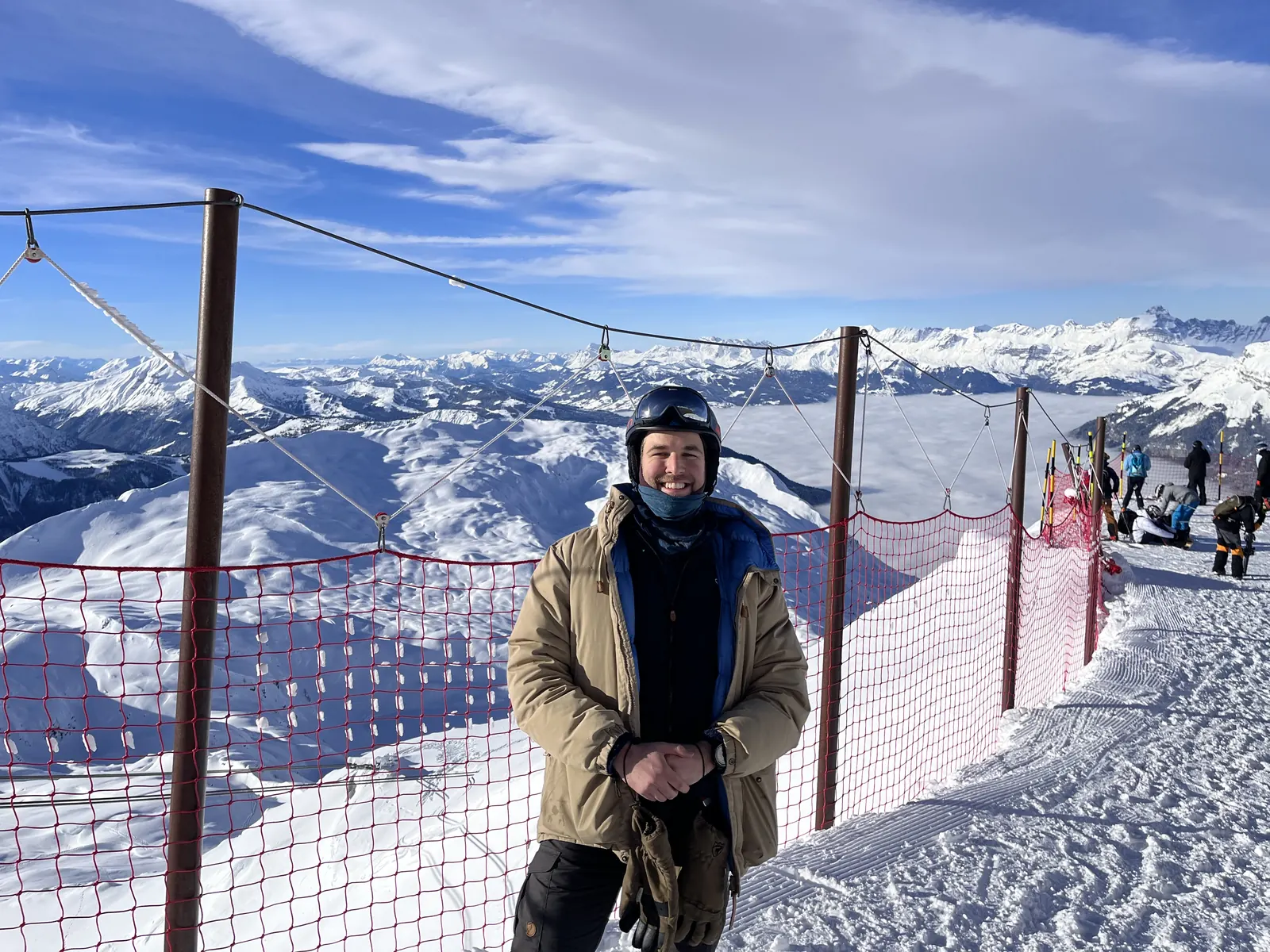 I skibakken med snødekte fjell bak