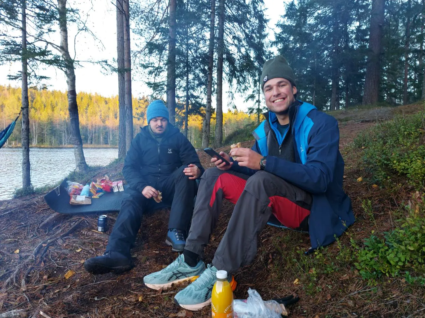Rast ved et vann i skogen