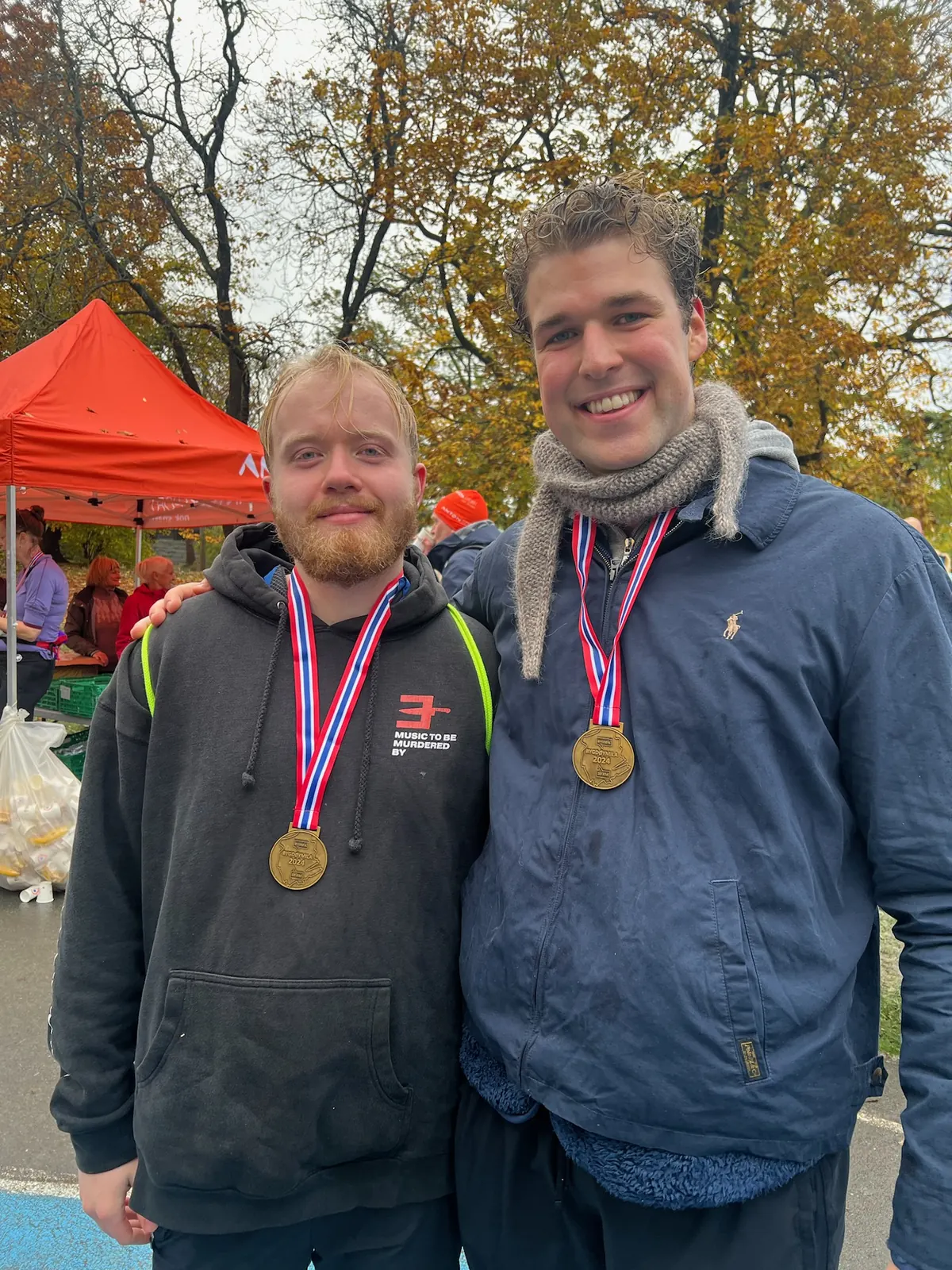 Med medaljer etter et løp