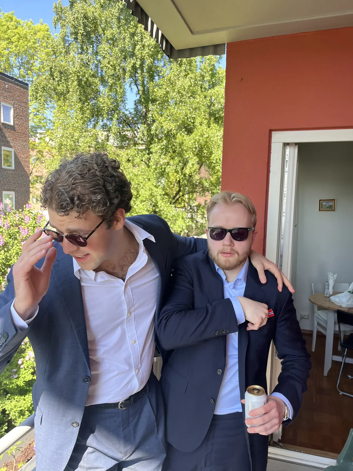 I dress på en balkong